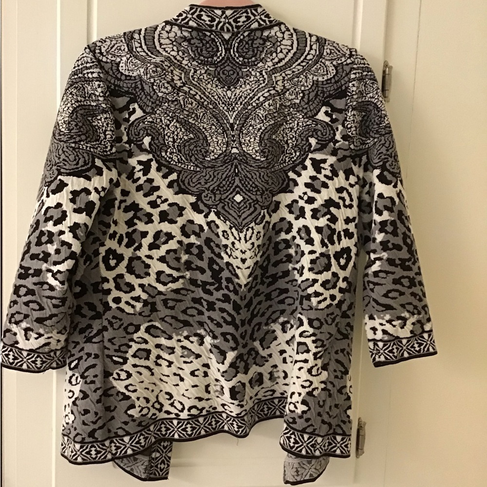 Chicos Black & White print sweater. Size M ( Chicos 1). Light use - Picture 4 of 4